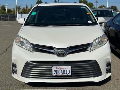 Used 2018 Toyota Sienna XLE w/ XLE Navigation Package FWD image 2