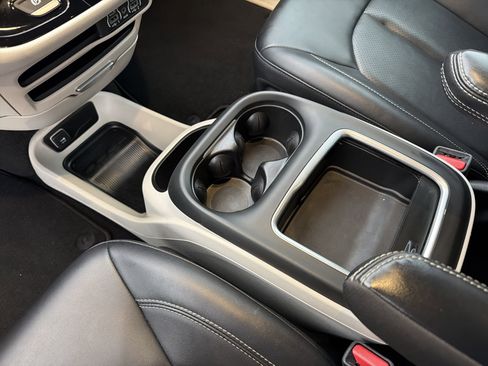 Used 2024 Chrysler Pacifica Touring-L image 30