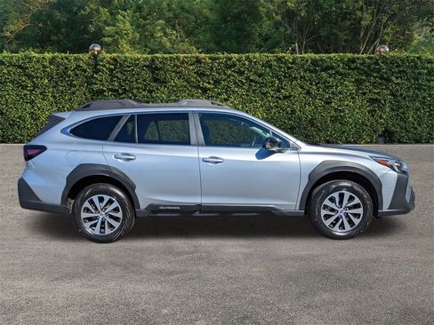 Used 2024 Subaru Outback Premium image 3