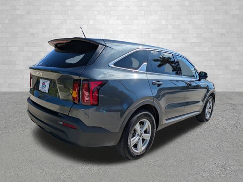 Used 2023 Kia Sorento LX image 2