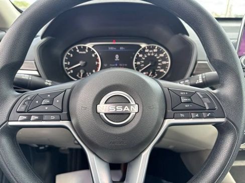 Used 2025 Nissan Altima 2.5 SV FWD image 31