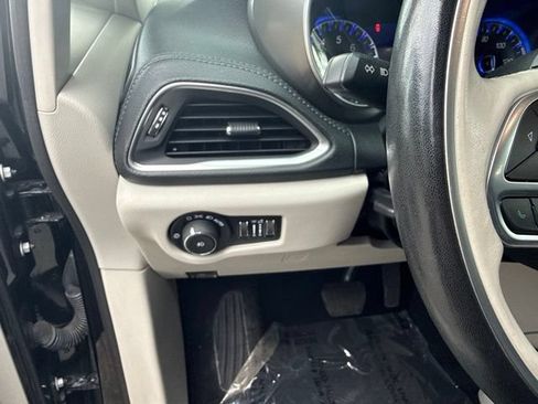 Used 2019 Chrysler Pacifica Limited FWD image 30