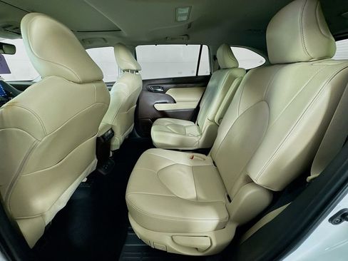 Used 2022 Toyota Highlander Limited FWD image 29