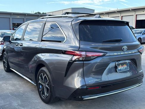 Used 2025 Toyota Sienna Platinum image 5