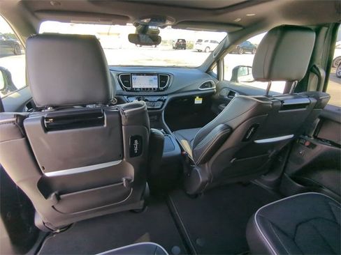 New 2026 Chrysler Pacifica Limited w/ Uconnect Theater Family Group image 18