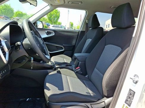 Used 2025 Kia Soul LX FWD image 13