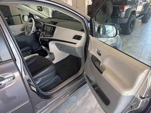 Used 2014 Toyota Sienna SE FWD image 17
