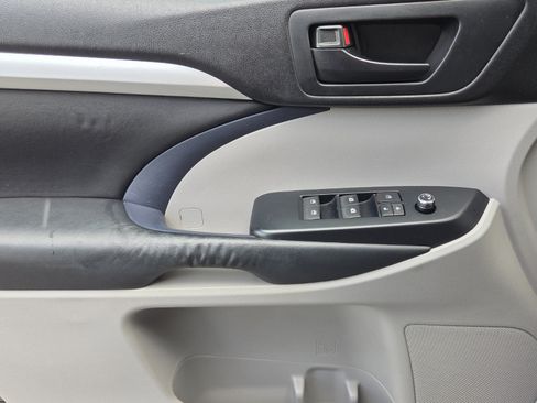 Used 2015 Toyota Highlander Plus FWD image 29