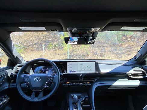 Certified 2023 Toyota Crown Limited image 14