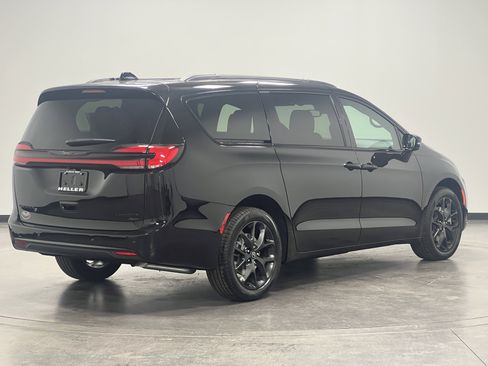 New 2026 Chrysler Pacifica Limited w/ S Appearance Package image 8