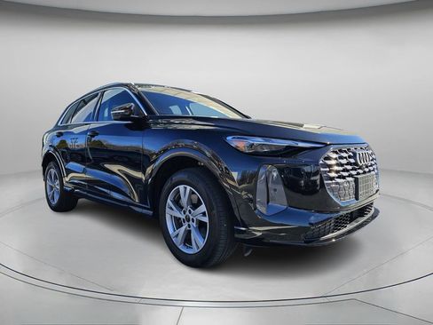 Used 2025 Audi Q5 Premium w/ Convenience Package image 4