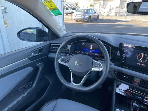 Used 2025 Volkswagen Jetta SE image 34