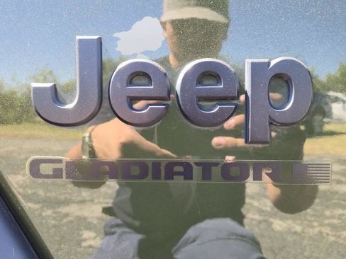 Used 2023 Jeep Gladiator Sport AWD/4WD image 9