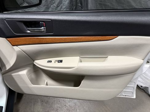 Used 2013 Subaru Outback 2.5i Limited w/ Moonroof Pkg AWD/4WD image 8