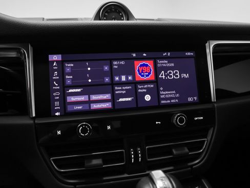 Certified 2022 Porsche Macan AWD/4WD image 33