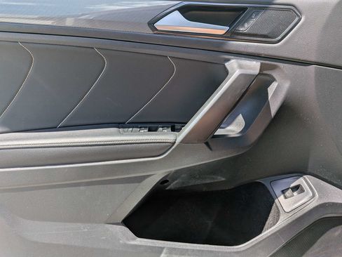 Used 2022 Volkswagen Tiguan SE w/ Panoramic Sunroof Package FWD image 27