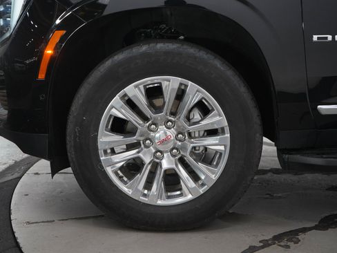 Used 2025 GMC Yukon XL Denali AWD/4WD image 32
