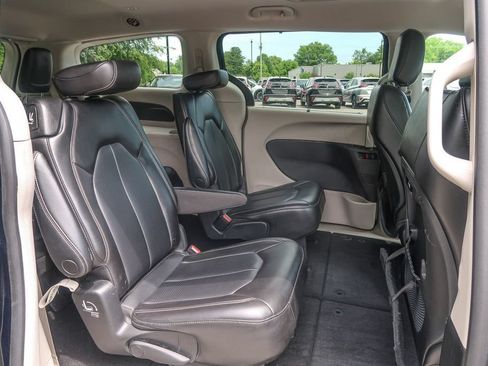 Used 2023 Chrysler Pacifica Touring-L FWD image 14