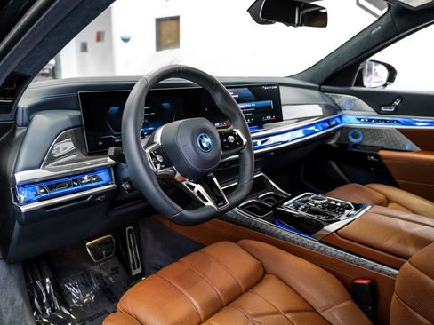 Used 2023 BMW i7 xDrive60 AWD/4WD image 3