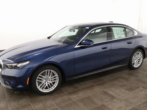 Used 2025 BMW 530i xDrive w/ Premium Package image 7