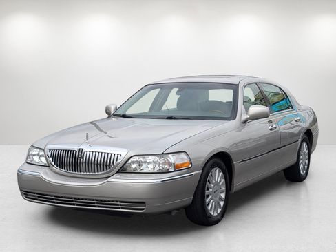 Used 2005 Lincoln Town Car Signature Limited image 1