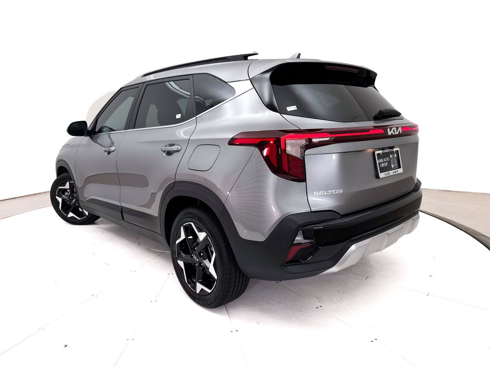 Used 2024 Kia Seltos EX FWD image 2