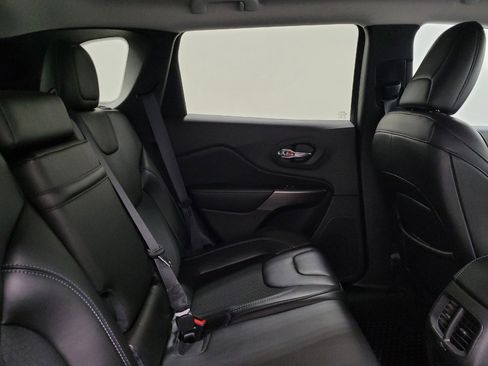 Used 2019 Jeep Cherokee Latitude Plus w/ Comfort/Convenience Group AWD/4WD image 19