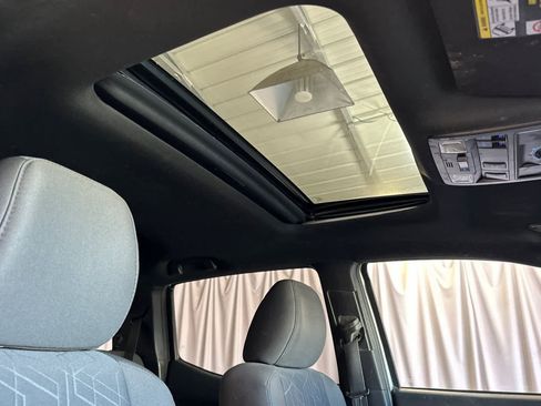 Used 2016 Toyota Tacoma TRD Off-Road w/ Premium & Technology Package image 17