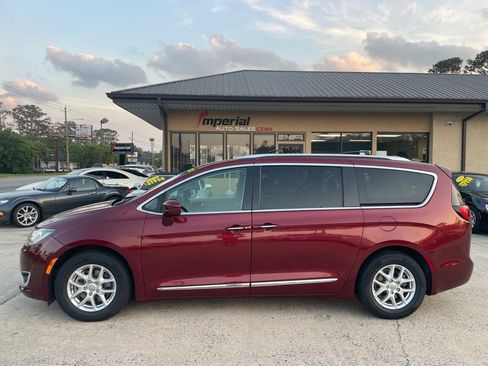 Used 2020 Chrysler Pacifica Touring-L image 2