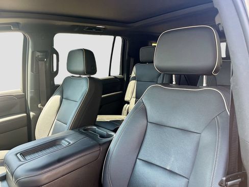 Used 2023 GMC Yukon XL SLT w/ SLT Premium Package AWD/4WD image 22
