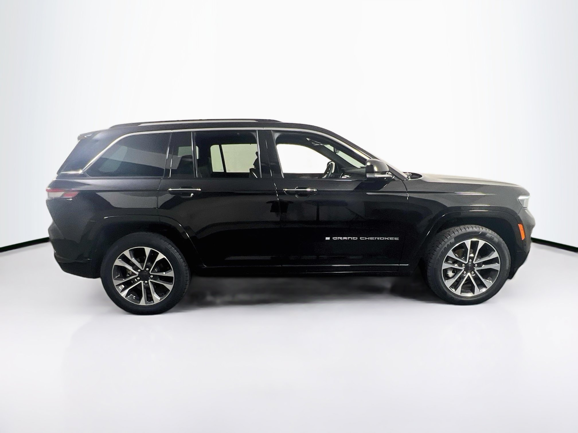 Used 2023 Jeep Grand Cherokee Overland w/ Luxury Tech Group IV AWD/4WD image 4