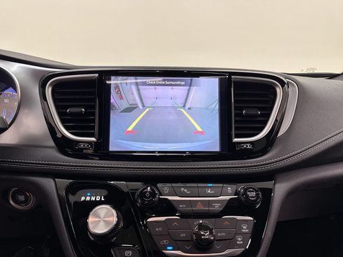 Used 2025 Chrysler Pacifica Limited FWD image 18