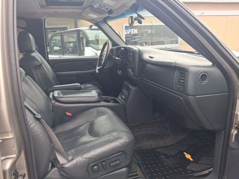 Used 2002 Chevrolet Avalanche 2500 w/ Convenience Pkg AWD/4WD image 19