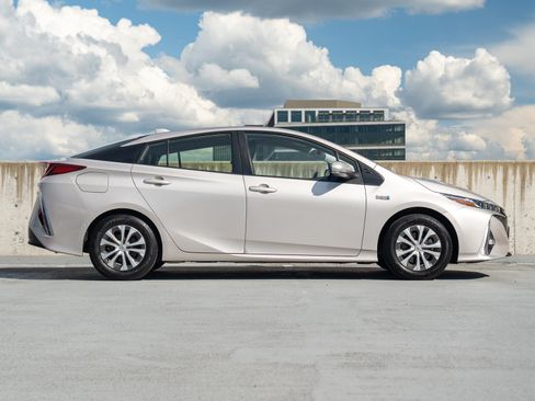 Used 2022 Toyota Prius Prime Limited FWD image 6