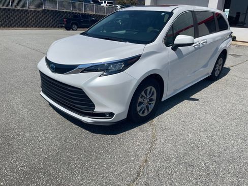 Used 2025 Toyota Sienna XLE FWD image 18