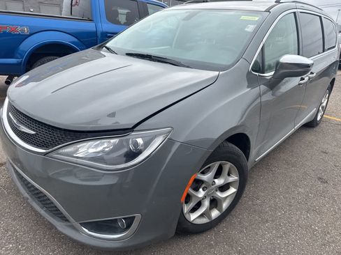 Used 2020 Chrysler Pacifica Limited image 2