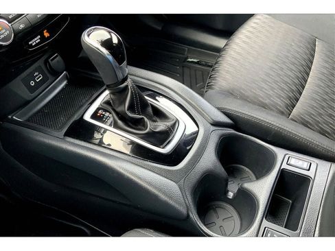 Used 2018 Nissan Rogue SV image 18