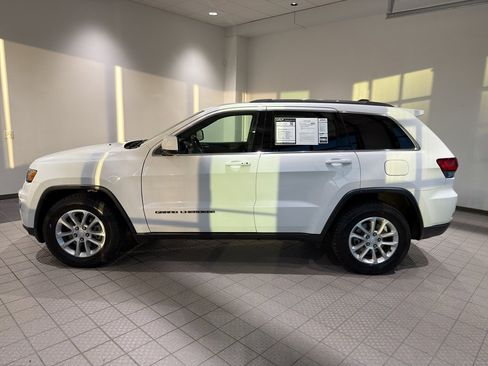 Used 2021 Jeep Grand Cherokee Laredo image 2