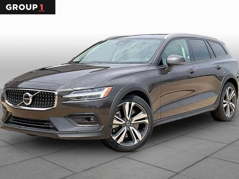Used 2025 Volvo V60 B5 Cross Country Plus AWD/4WD image 1