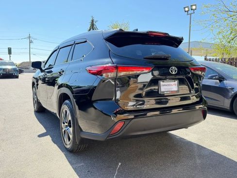 Used 2021 Toyota Highlander XLE AWD/4WD image 8