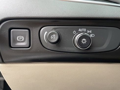 Used 2020 Buick Enclave Essence image 16