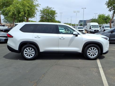 Used 2024 Toyota Grand Highlander XLE FWD image 3