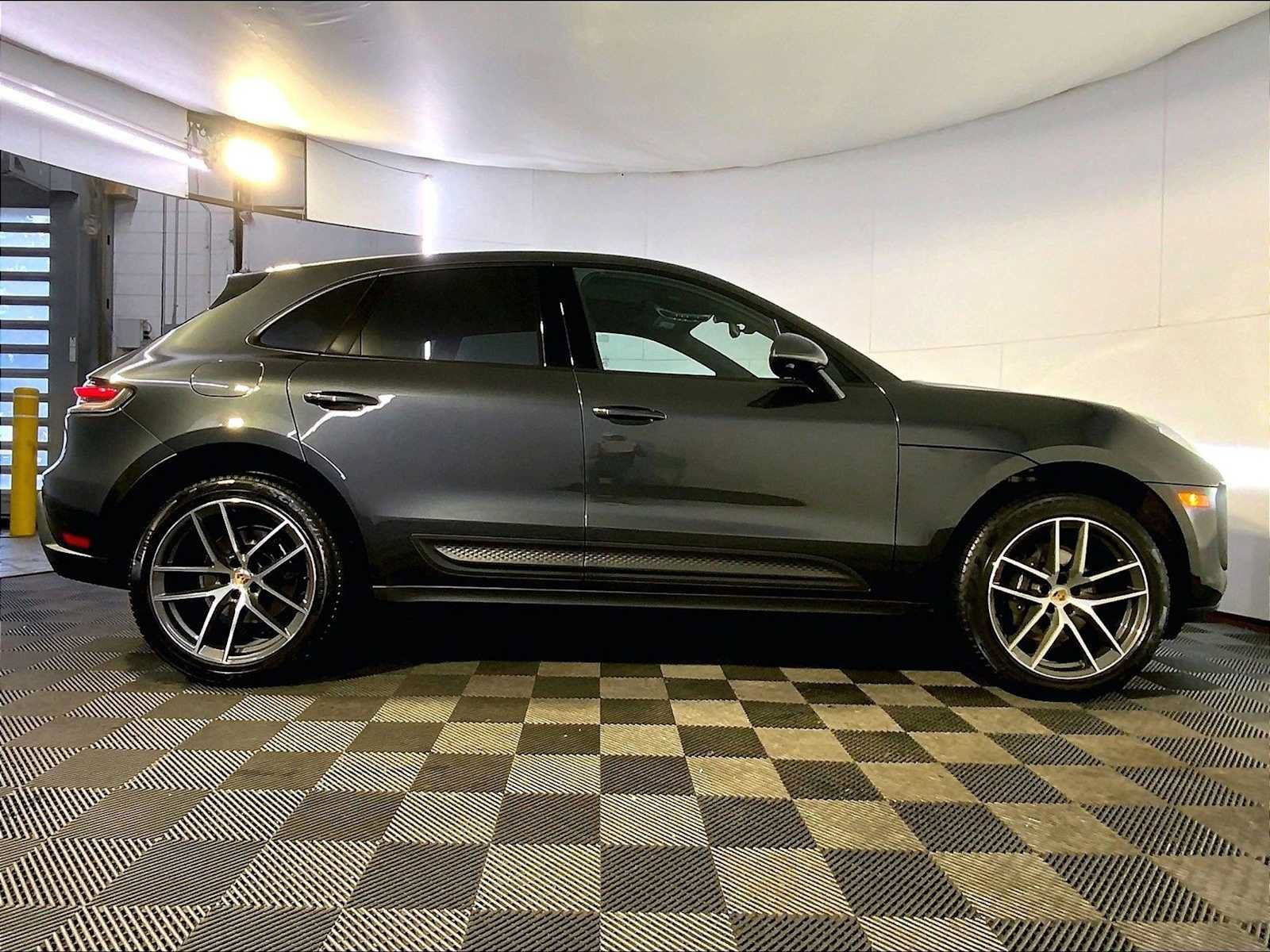 Certified 2024 Porsche Macan AWD/4WD image 8