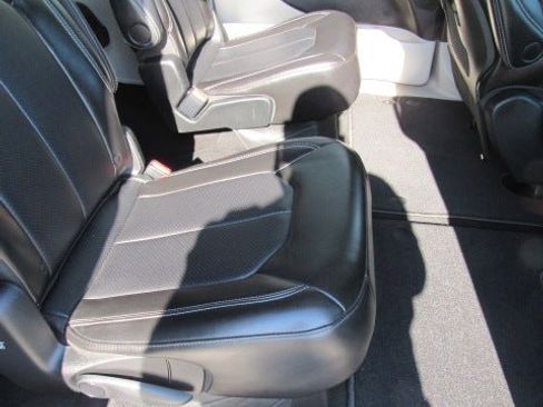 Used 2024 Chrysler Pacifica Touring-L image 10