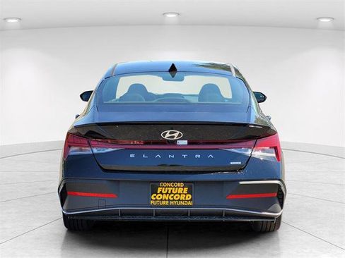 New 2025 Hyundai Elantra SEL image 4