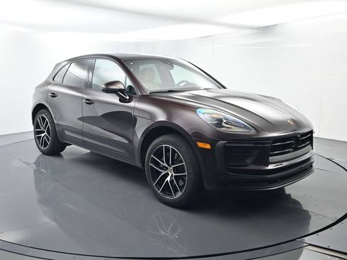 Certified 2025 Porsche Macan AWD/4WD image 17