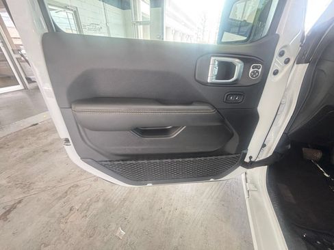 Used 2025 Jeep Wrangler Unlimited Sahara AWD/4WD image 18