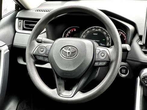 Used 2025 Toyota RAV4 XLE FWD image 28
