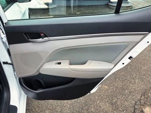 Used 2017 Hyundai Elantra SE FWD image 32