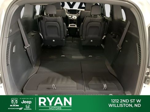 New 2026 Chrysler Pacifica Select AWD/4WD image 15